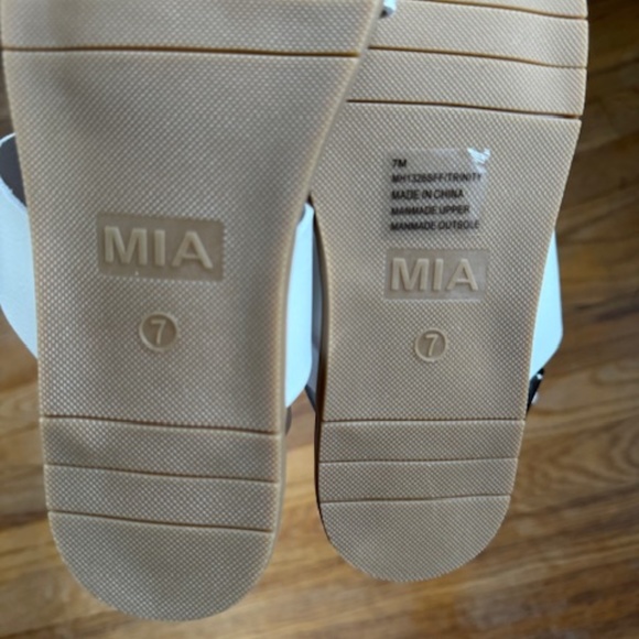 NWOT Mia White Sandals - Picture 4 of 4